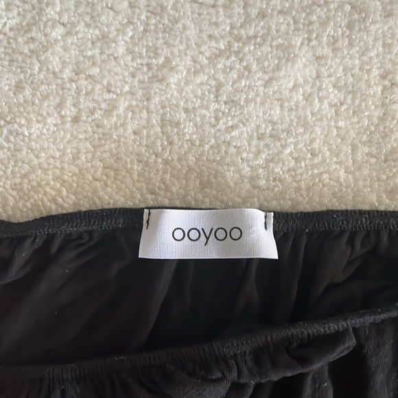 Flowy off the should black top - Picture 4 of 9